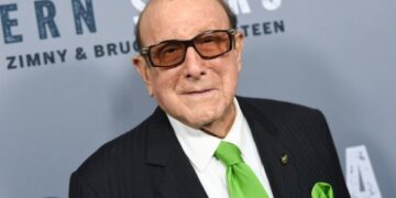 Clive Davis ayudó a lanzar o dar forma a las carreras de estas estrellas de la música, en todos los géneros y décadas.