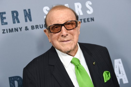 Clive Davis ayudó a lanzar o dar forma a las carreras de estas estrellas de la música, en todos los géneros y décadas.