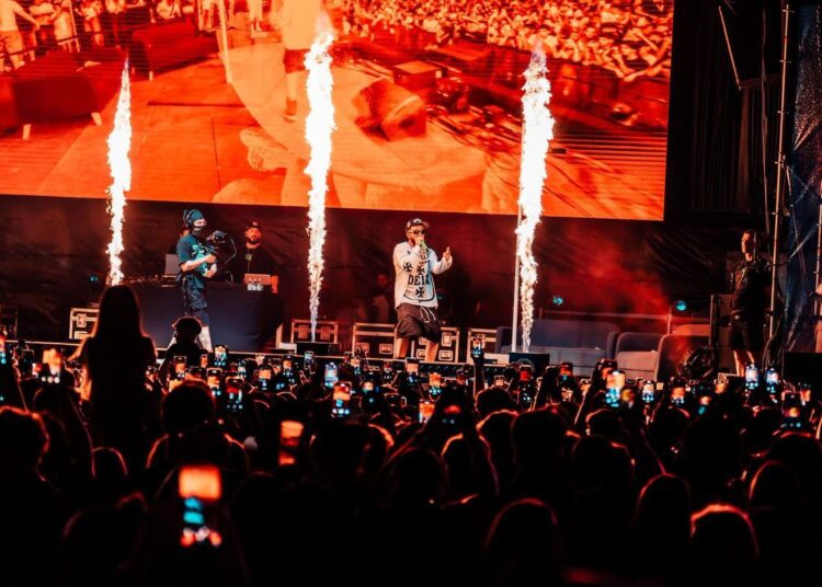 JC Reyes en pleno concierto ante miles de fans