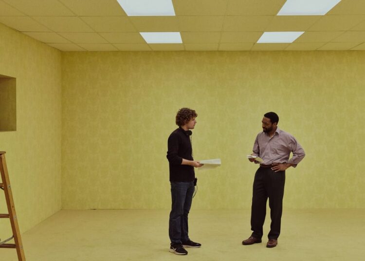 Kane Parsons y Chiwetel Ejiofor en el set de Backrooms. Foto: AP
