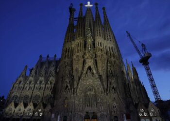 Convocan una cantada popular hoy ante la Sagrada Família contra la expulsión de los cantantes