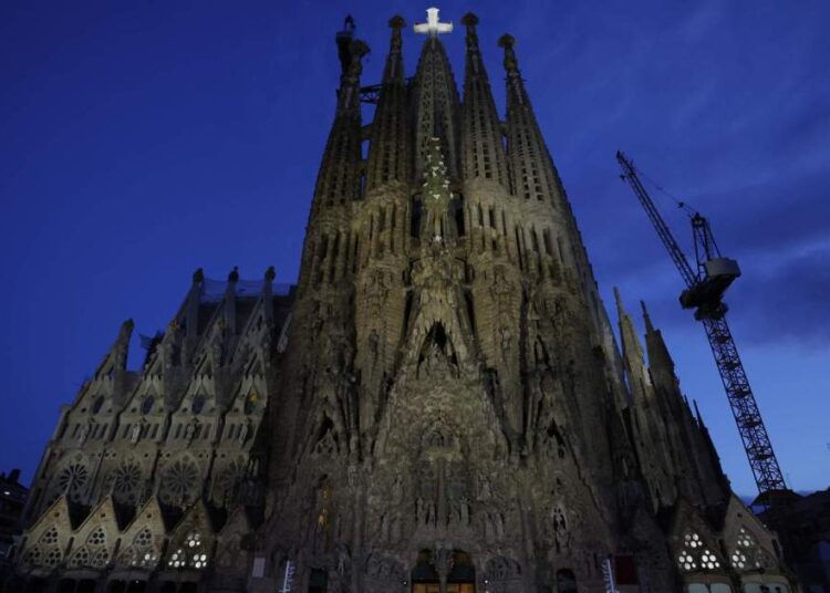 Convocan una cantada popular hoy ante la Sagrada Família contra la expulsión de los cantantes