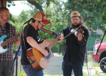 Jeff Vetsch, centro, y Todd Anderson, izquierda, y Dempsey Schroeder, derecha, miembros de Jeff Vetsch and Friends, actúan como parte de la quinta edición anual de New London. "Fiesta del porche" el sábado 7 de junio de 2025.
