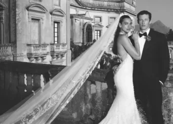 Dua Lipa y Callum Turner en su boda en Sicilia, donde la cantante usó un vestido de novia Chanel Haute Couture