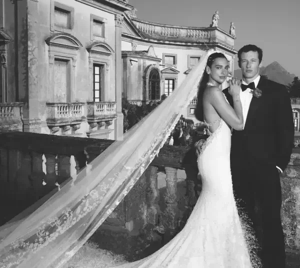 Dua Lipa y Callum Turner en su boda en Sicilia, donde la cantante usó un vestido de novia Chanel Haute Couture