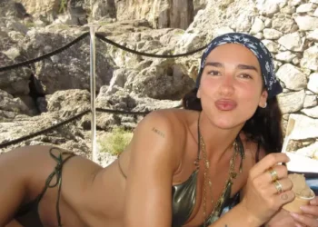 Luna de miel de Dua Lipa y Callum Turner en el sur de Italia