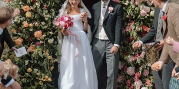 Lady Marina Windsor y Nico Macauley saliendo del lugar de una boda