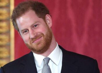 El príncipe Harry acordó quedarse en el Palacio de Buckingham durante una visita de verano, según fuentes.MEGA