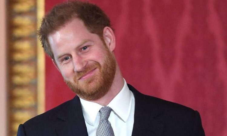 El príncipe Harry acordó quedarse en el Palacio de Buckingham durante una visita de verano, según fuentes.MEGA