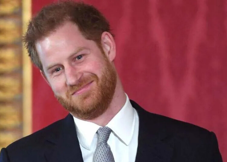 El príncipe Harry acordó quedarse en el Palacio de Buckingham durante una visita de verano, según fuentes.MEGA