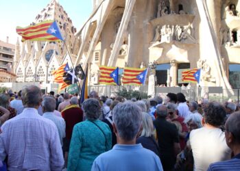 Concentración este jueves a los pies de la Sagrada Familia en protesta por la expulsión de cantantes en la misa en recuerdo a Gaudí. | Enric Sitjà Rusiñol (ACN)