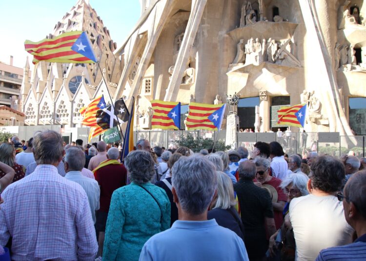 Concentración este jueves a los pies de la Sagrada Familia en protesta por la expulsión de cantantes en la misa en recuerdo a Gaudí. | Enric Sitjà Rusiñol (ACN)
