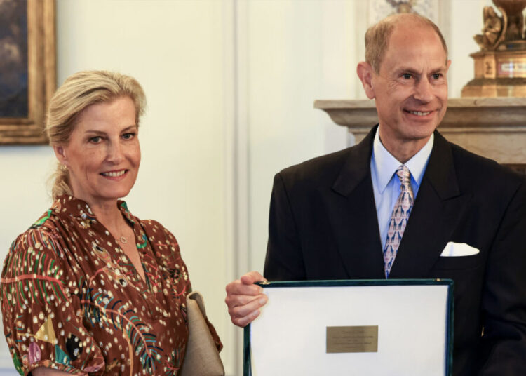 El Palacio de Buckingham publica una foto de la duquesa Sophie parada sola