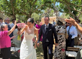 El cantante Simón Orfila y Judit Sintes sellan su amor en una boda de ensueño en Torre Saura