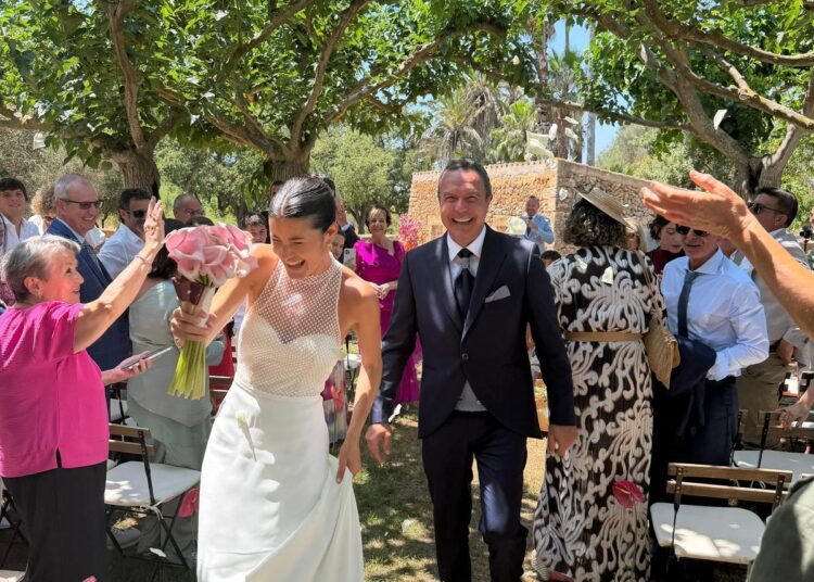 El cantante Simón Orfila y Judit Sintes sellan su amor en una boda de ensueño en Torre Saura