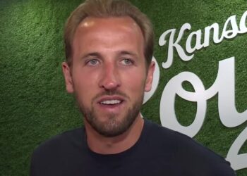 El delantero inglés Harry Kane y el equipo de Inglaterra aprovechan el día libre para asistir al partido de los Royals