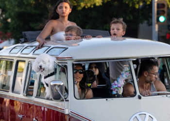 Una familia conduce por McHenry Avenue en un autobús Volkswagen de la década de 1960 durante el American Graffiti Parade en Modesto el viernes 12 de junio de 2026. El desfile está organizado por el North Modesto Kiwanis Club y presenta 1.000 autos clásicos.