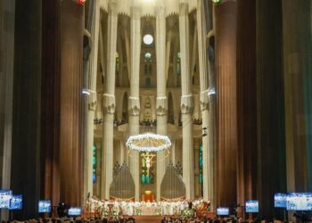 El dispositivo de seguridad de la Sagrada Familia expulsa a 600 cantantes que llevaban esteladas en las partituras