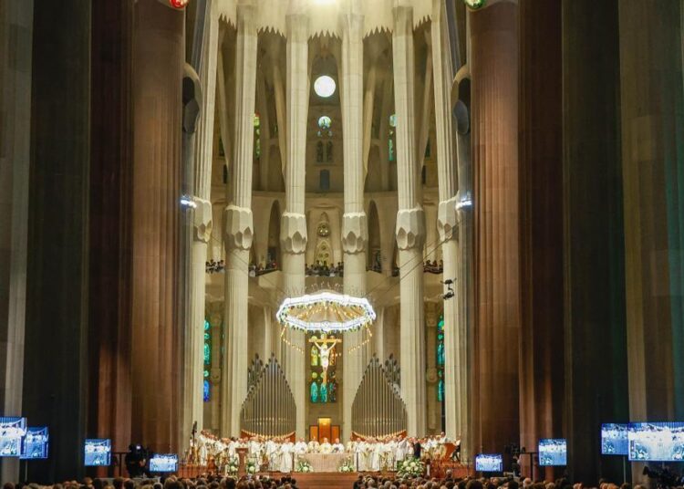 El dispositivo de seguridad de la Sagrada Familia expulsa a 600 cantantes que llevaban esteladas en las partituras