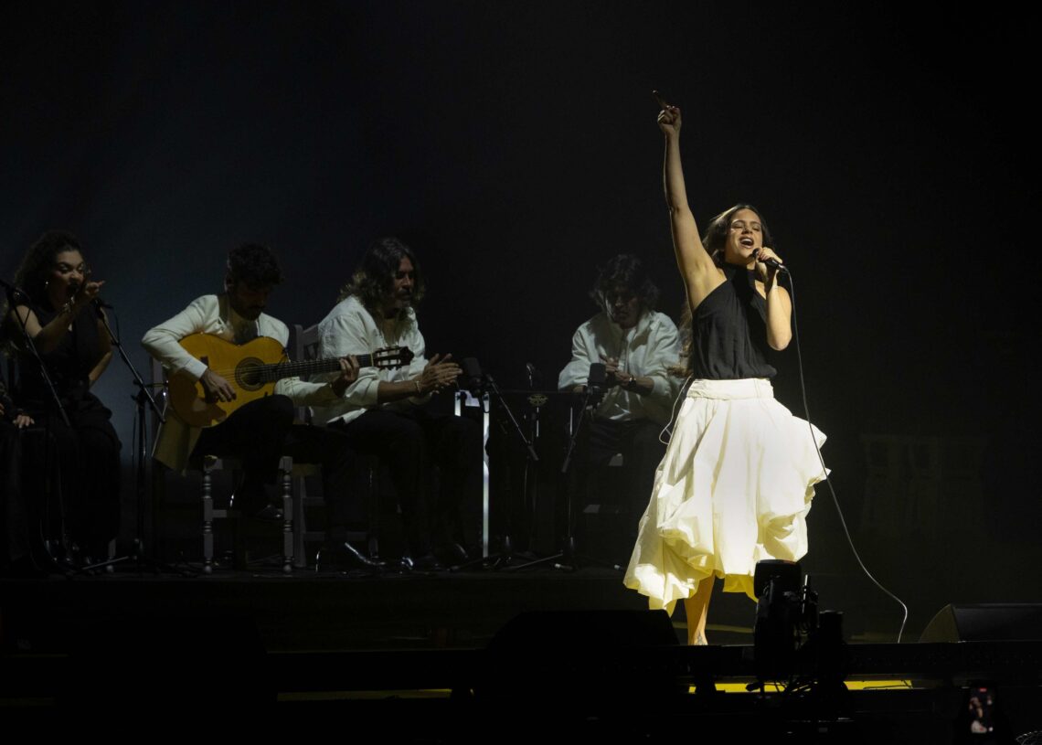 BARCELONA, 29/01/2026.- Rosalía (en la foto) junto a Bad Gyal, Morad, Oques Grasses, Lluís Llach, Fermín Muguruza, Amaia o Yerai Cortés, entre otros artistas, y voces palestinas como Zeyne o Lina Makoul, participan este jueves en Barcelona en el Concierto-Manifiesto X Palestina, un evento solidario con el pueblo palestino cuyos beneficios se destinarán a apoyar diferentes espacios culturales en este territorio. EFE/Marta Pérez