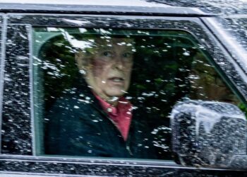 Andrew Mountbatten-Windsor fue visto conduciendo con una gran marca roja en la mejilla derecha.