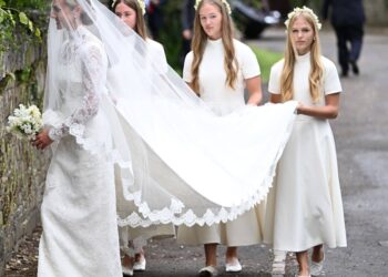 Harriet Sperling llega a su boda con Peter Phillips seguida por sus damas de honor Georgina Sperling, Savannah Phillips e Isla Phillips en la Iglesia de Todos los Santos.