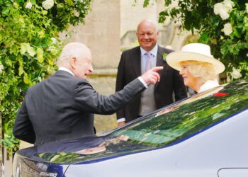 El Rey y la Reina llegan a la iglesia de Kemble (Ben Birchall/PA)