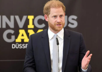 El príncipe Harry habla en el escenario del ayuntamiento de Düsseldorf, en Alemania, durante los Juegos Invictus el 9 de septiembre de 2023.