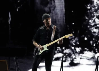 The Edge tocando la guitarra
