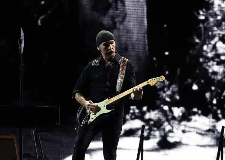The Edge tocando la guitarra