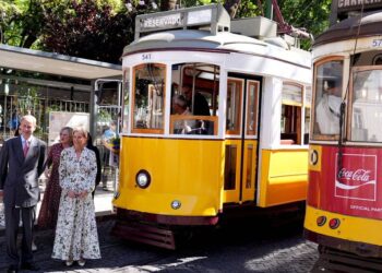 Los duques de Edimburgo antes de subir a un tranvía en Lisboa