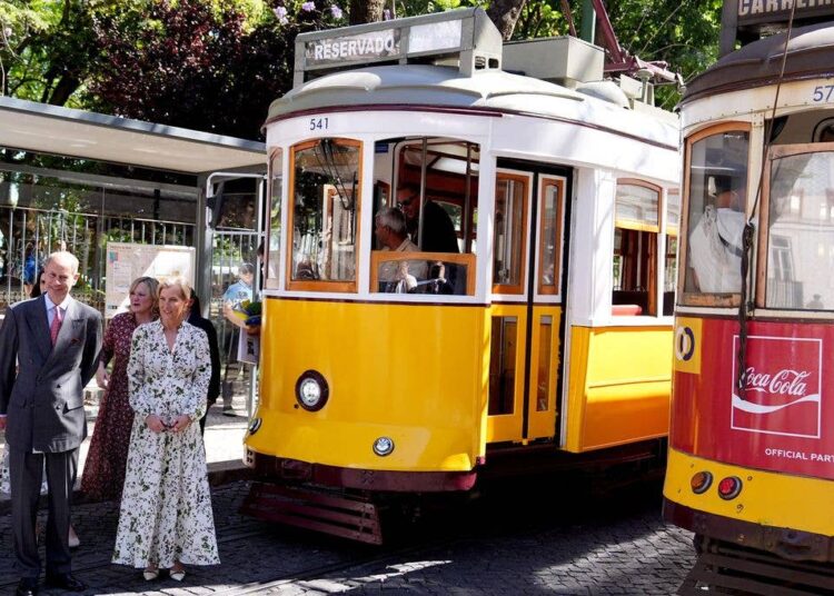 Los duques de Edimburgo antes de subir a un tranvía en Lisboa