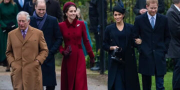 El rey Carlos III, el príncipe William, Kate Middleton, Meghan Markle y el príncipe Harry asisten al servicio del día de Navidad en la iglesia de Santa María Magdalena en 2018. Por: John Rainford/MEGA