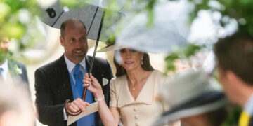 El príncipe William elogiado como un 'caballero' por los observadores reales durante el evento de boda
