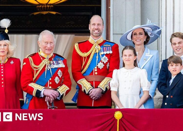 El rey y la reina aclamados por la multitud en Trooping the Colour