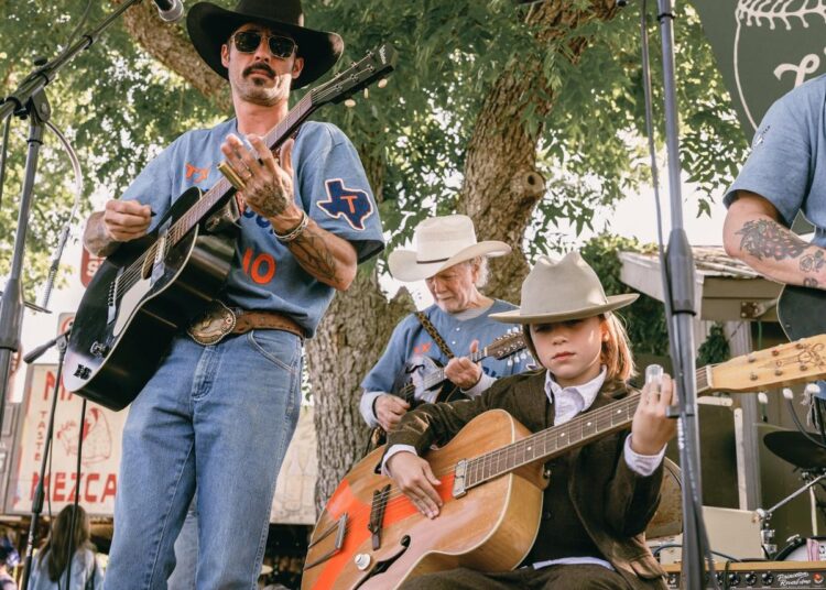 El último vídeo musical de Ryan Bingham ya está aquí para "Let The Big Dog Eat"
