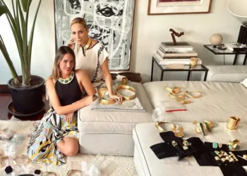 El impresionante salón de Marta Sánchez en su casa de Madrid. En la imagen junto a la diseñadora Juliana Muñoz Arévalo. 