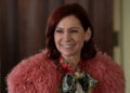 Carrie Preston como Elsbeth Tascioni sonriendo a Elsbeth.