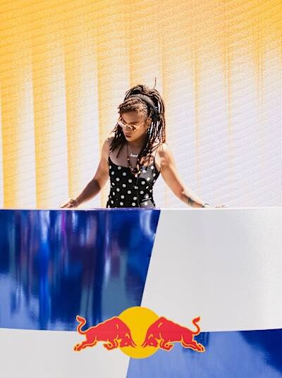 Ayanna Heaven actúa en el Red Bull Midsummer de Brooklyn, Nueva York