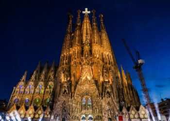 Expulsados 600 cantantes de la Sagrada Família por polémica con símbolos independentistas