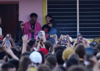 El jugador del FC Barcelona Lamine Yamal asiste al concierto del cantante puertorriqueño Bad Bunny en el Estadio Olímpico de Barcelona.
