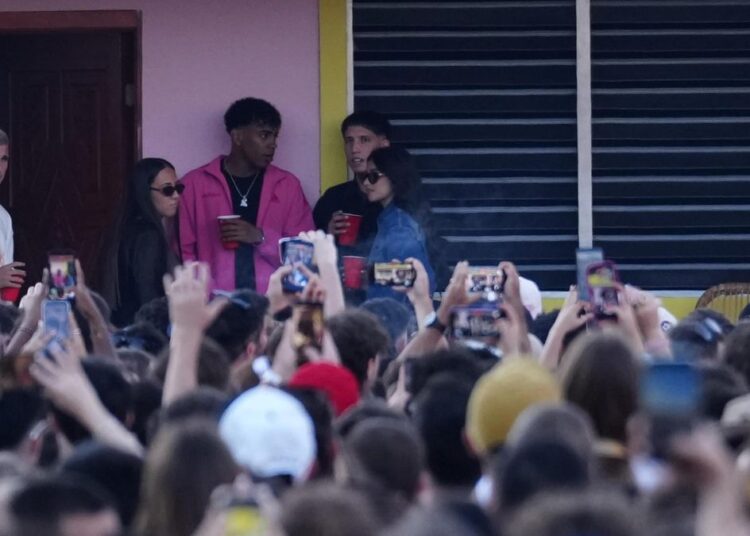 El jugador del FC Barcelona Lamine Yamal asiste al concierto del cantante puertorriqueño Bad Bunny en el Estadio Olímpico de Barcelona.