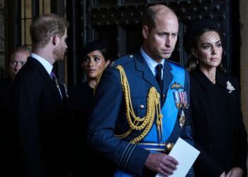 El príncipe William de Gran Bretaña, Kate, la princesa de Gales, el príncipe Harry y Meghan, la duquesa de Sussex, presentan sus respetos a la reina Isabel II en el Westminster Hall for the Lying-in State, en Londres, el miércoles 14 de septiembre de 2022.