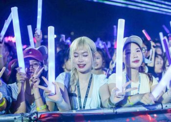 Hoa Minzy, Quang Hung MasterD y Vo Ha Tram ofrecieron una actuación explosiva ante más de 20.000 espectadores en el concierto de Thanh Xuan.