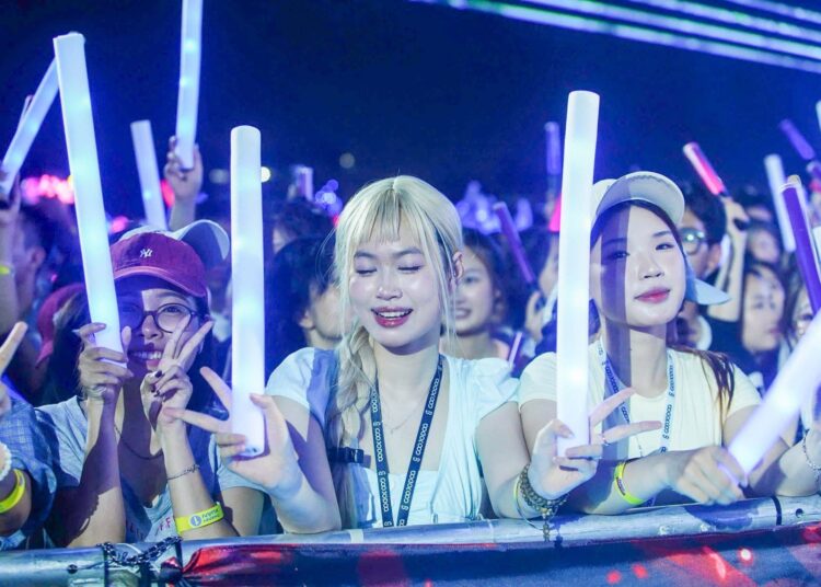 Hoa Minzy, Quang Hung MasterD y Vo Ha Tram ofrecieron una actuación explosiva ante más de 20.000 espectadores en el concierto de Thanh Xuan.