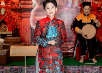 Inteligente, cantante talentosa y llena de amor: la hermosa historia de Liu De Ming - foto 1