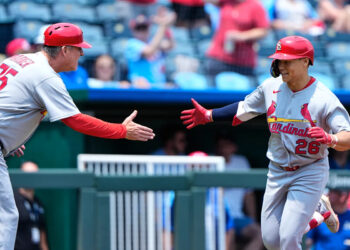 JJ Wetherholt conecta 2 jonrones y los Cardinals vencieron a los Royals 12-10 para evitar la barrida