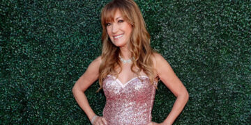 Jane Seymour posando en la alfombra roja con un vestido de lentejuelas doradas en el Dolby Theatre