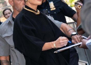 Jennifer López vuelve a declarar que no está saliendo con Brett Goldstein durante su racha de soltera más larga