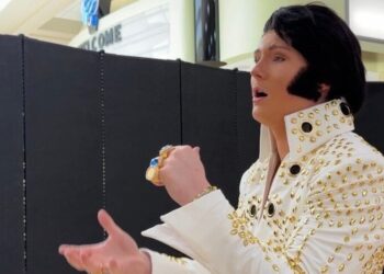 Jóvenes imitadores de Elvis luchan en la ciudad natal de King